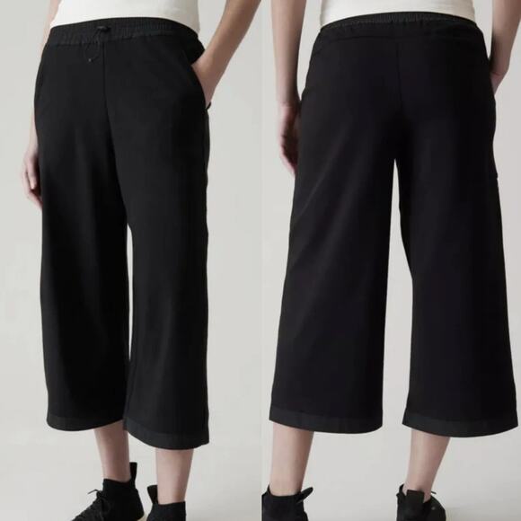 NWT Athleta Triumph Hybrid Wide Leg Drawstring Crop Black Sz S Athleisure Travel - Picture 1 of 16
